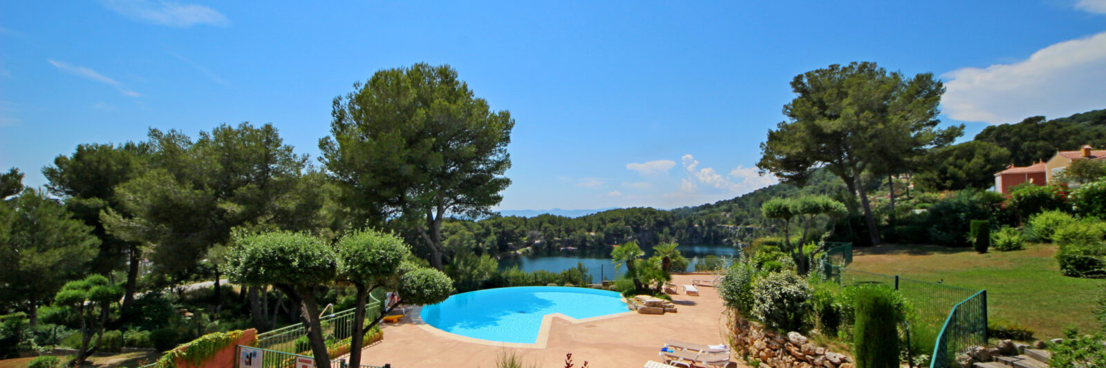 Piscine et jardin de la résidence à débordement vue mer et lacs du Dramont