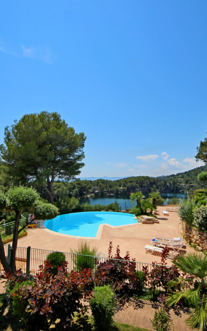 Piscine et jardin de la résidence à débordement vue mer et lacs du Dramont
