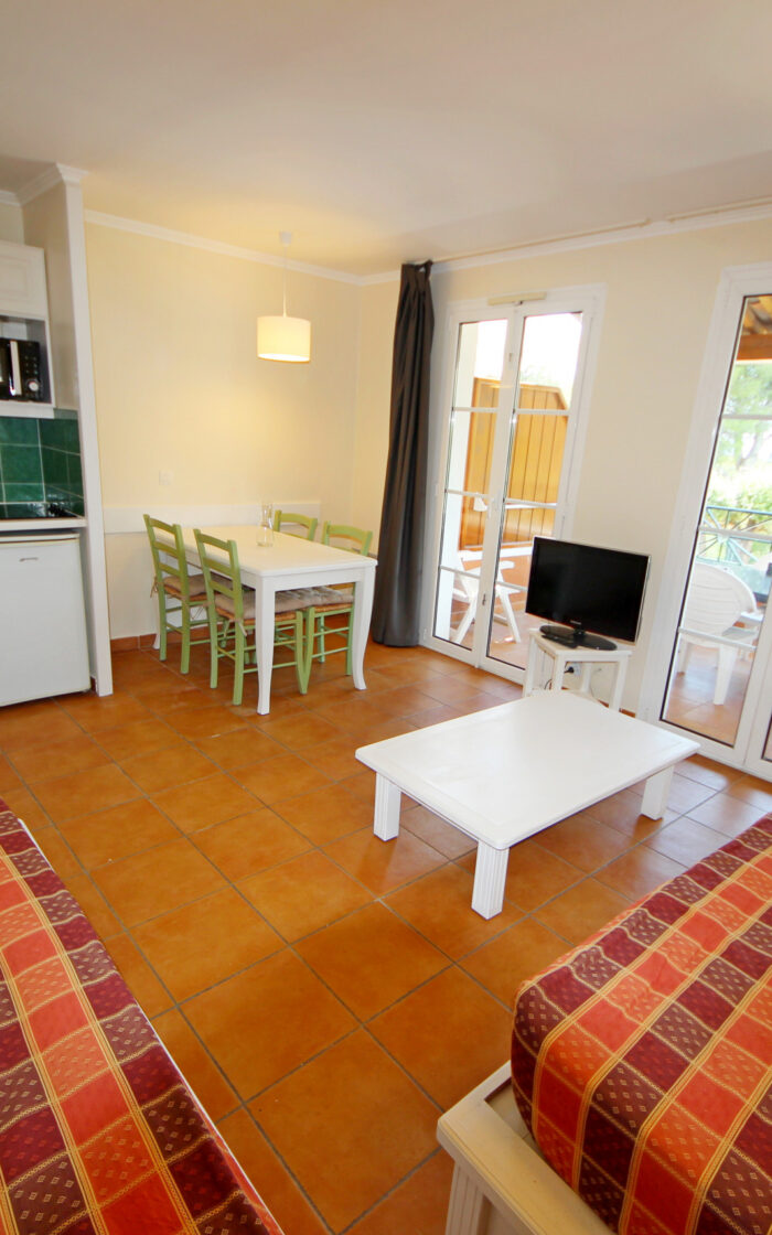 Vue salon avec deux couchages