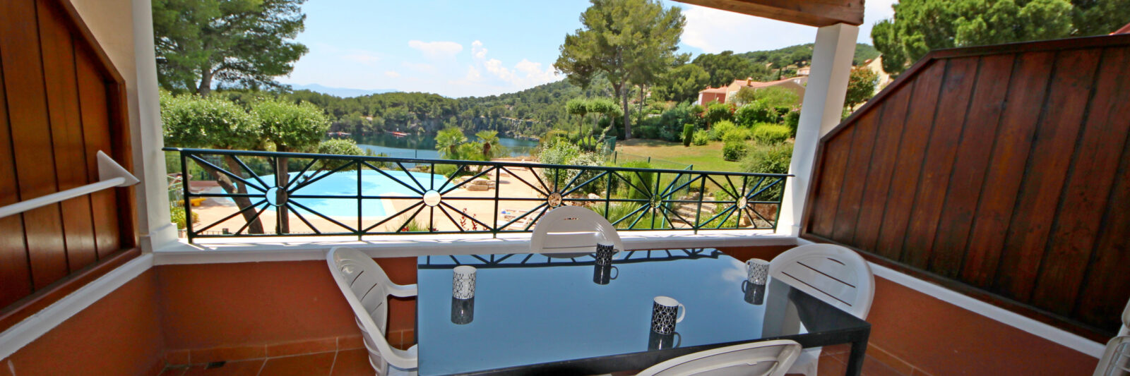 Terrasse ombragée de l'appartement