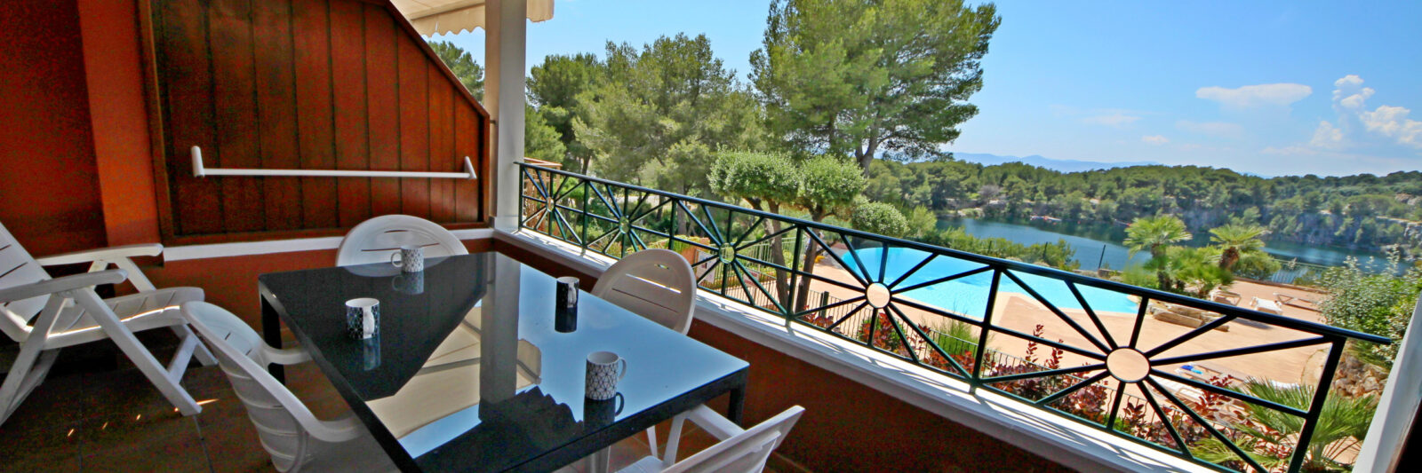 Vue piscine, lacs du Dramont et mer depuis la terrasse ombragée de l'appartement.