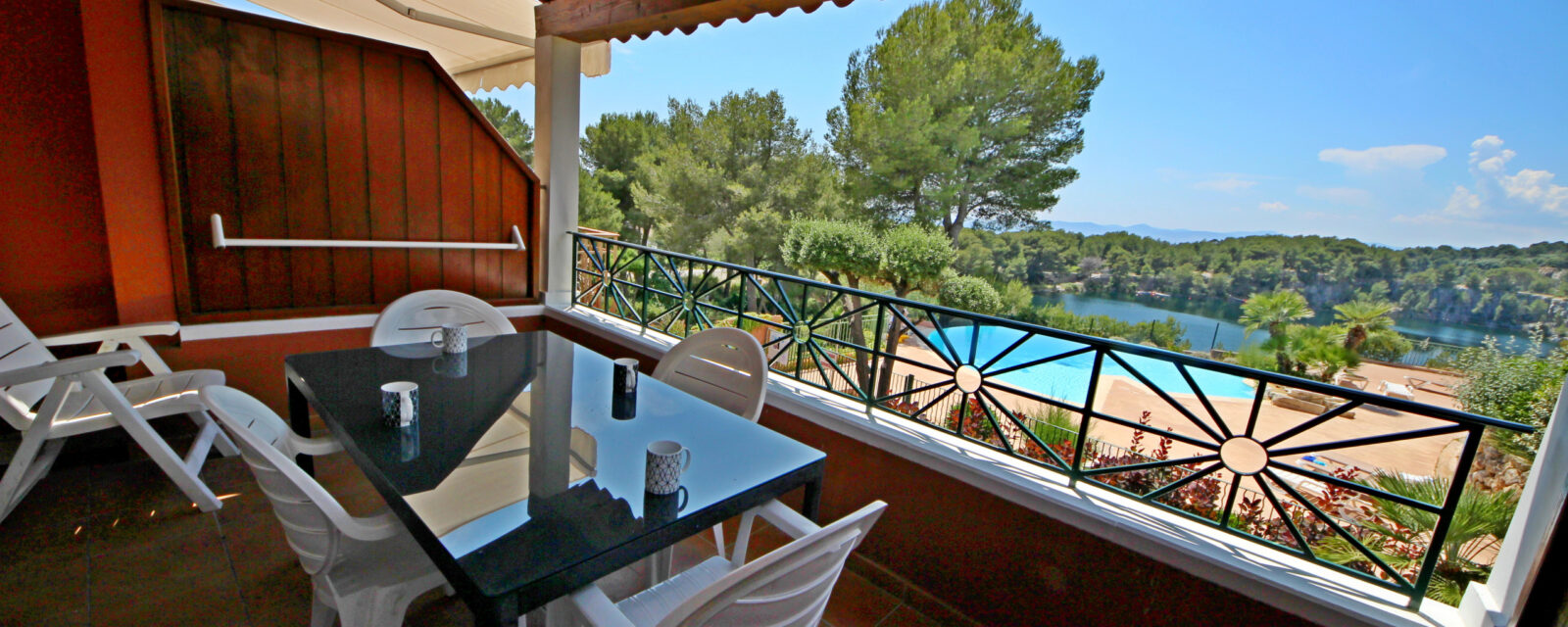 Vue piscine, lacs du Dramont et mer depuis la terrasse ombragée de l'appartement.
