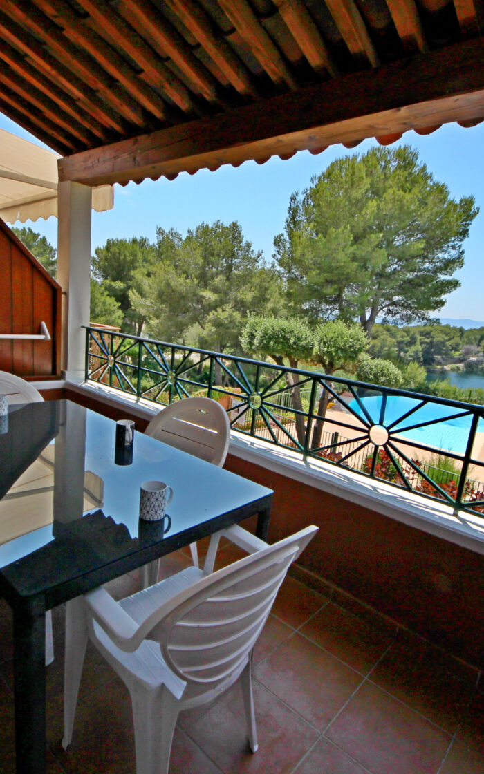 Vue piscine, lacs du Dramont et mer depuis la terrasse ombragée de l'appartement.