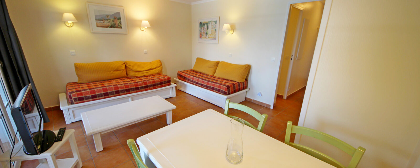 Vue salon avec deux couchages.