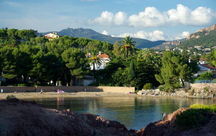 Plage du Camp Long / Tikki plage au Dramont à 10 minutes à pied de notre location.