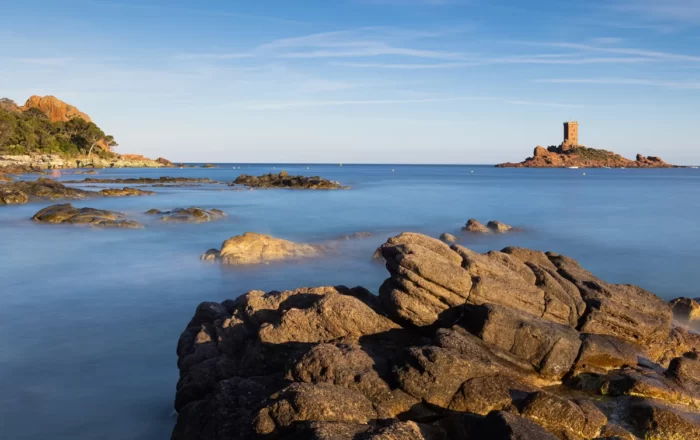 Plage du Débarquement au Dramont à 5 minutes à pied de notre location. Vue sur l’Ile d’or